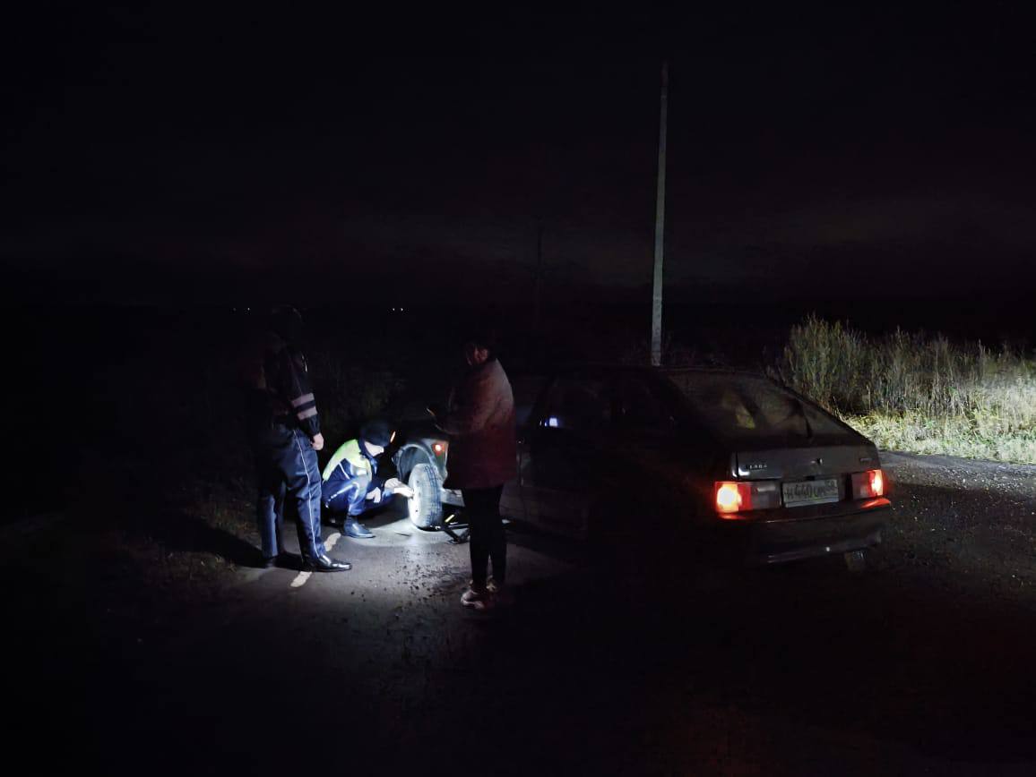 Сотрудники пензенской Госавтоинспекции помогли автоледи заменить колесо Сотрудники пензенской Госавтоинспекции помогли автоледи заменить колесо