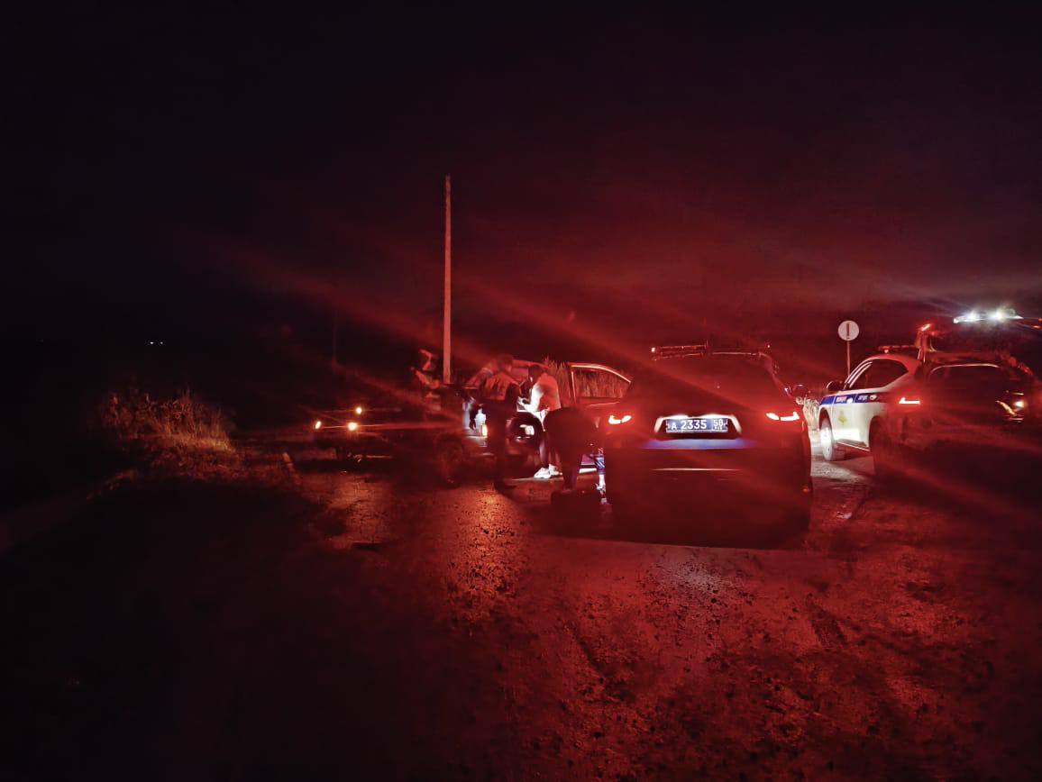 Сотрудники пензенской Госавтоинспекции помогли автоледи заменить колесо