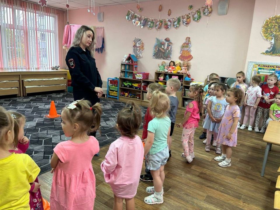 Сотрудники пензенской Госавтоинспекции провели в детском саду профилактическое занятие «В стране дорожных знаков»
