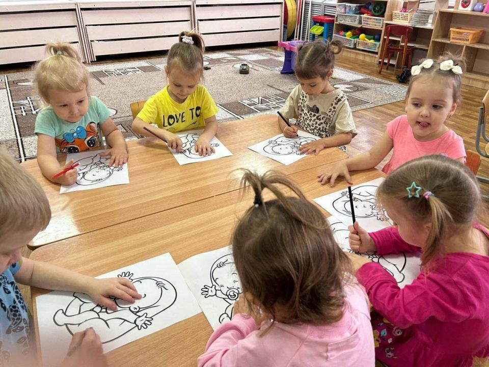 Сотрудники пензенской Госавтоинспекции провели в детском саду профилактическое занятие «В стране дорожных знаков» Сотрудники пензенской Госавтоинспекции провели в детском саду профилактическое занятие «В стране дорожных знаков»