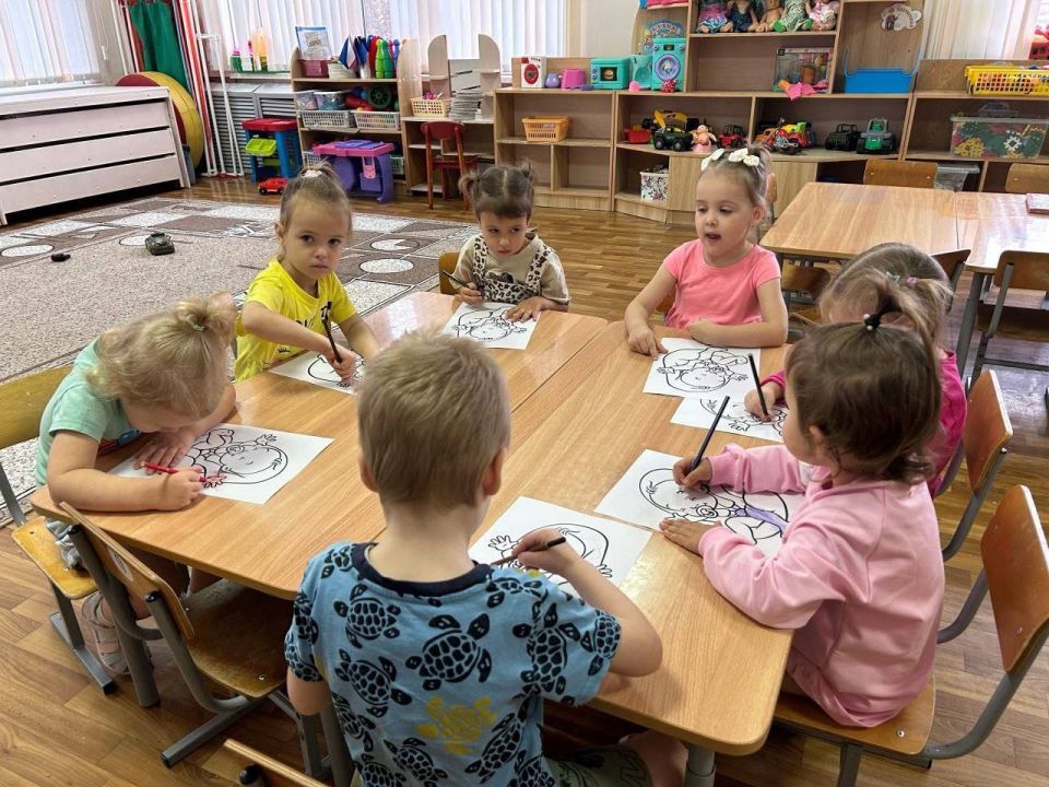 Сотрудники пензенской Госавтоинспекции провели в детском саду профилактическое занятие «В стране дорожных знаков» Сотрудники пензенской Госавтоинспекции провели в детском саду профилактическое занятие «В стране дорожных знаков»