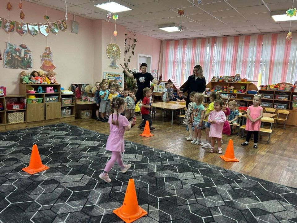 Сотрудники пензенской Госавтоинспекции провели в детском саду профилактическое занятие «В стране дорожных знаков» Сотрудники пензенской Госавтоинспекции провели в детском саду профилактическое занятие «В стране дорожных знаков»