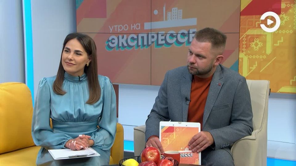 А мы встречаем в студии еще одного гостя - главного хормейстера Губернаторской симфонической капеллы Руслана Проскурякова