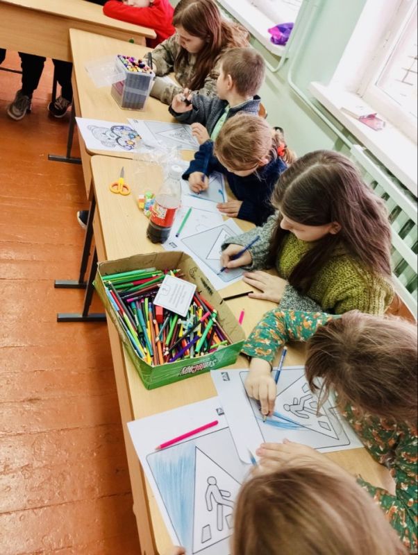 Урок для юных пешеходов провели сотрудники Госавтоинспекции Кузнецкого района Урок для юных пешеходов провели сотрудники Госавтоинспекции Кузнецкого района