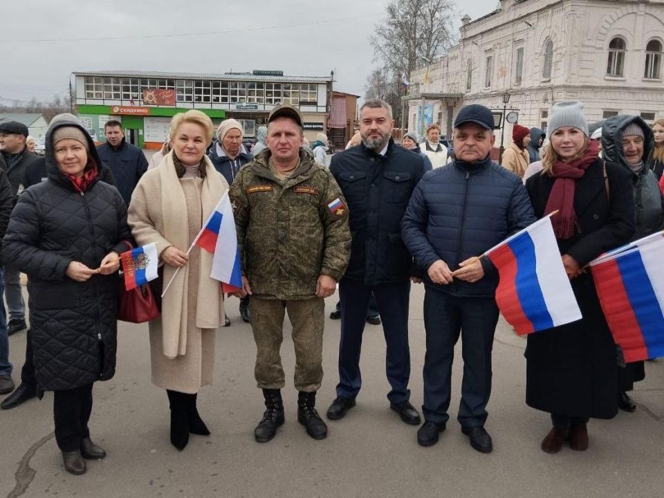 Антон Шаронов вручил паспорта гражданина России юным жителям Мокшанского района Антон Шаронов вручил паспорта гражданина России юным жителям Мокшанского района