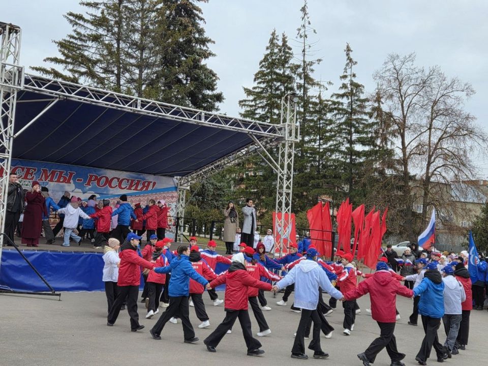 Антон Шаронов вручил паспорта гражданина России юным жителям Мокшанского района Антон Шаронов вручил паспорта гражданина России юным жителям Мокшанского района