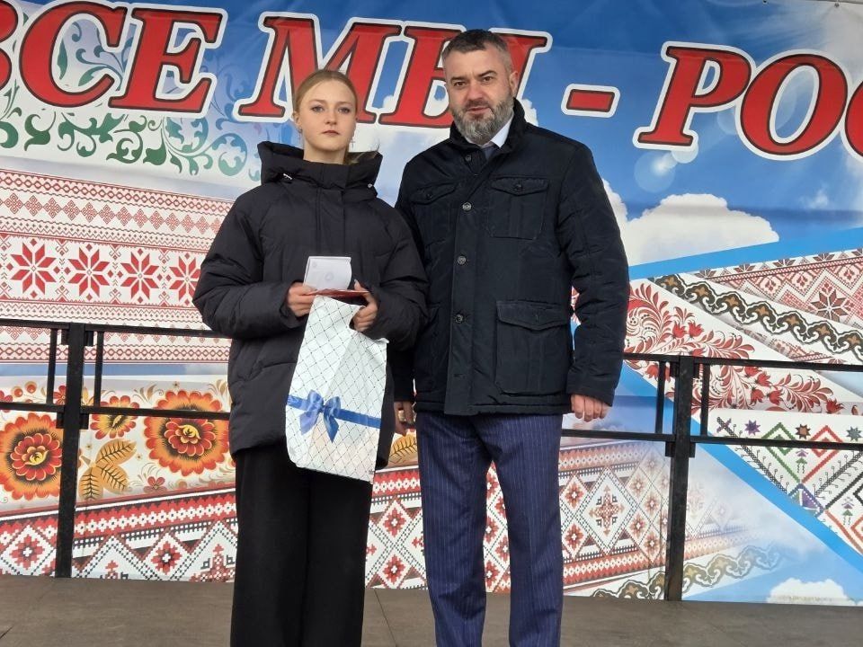 Антон Шаронов вручил паспорта гражданина России юным жителям Мокшанского района