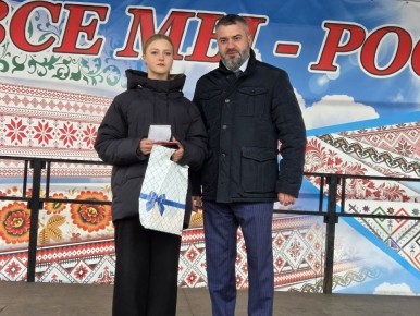 Антон Шаронов вручил паспорта гражданина России юным жителям Мокшанского района