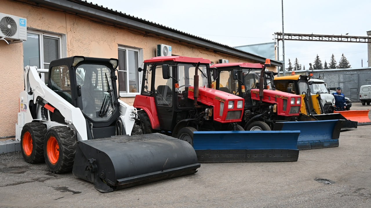 Олег Денисов: Проверил готовность коммунальной техники к зиме Олег Денисов: Проверил готовность коммунальной техники к зиме