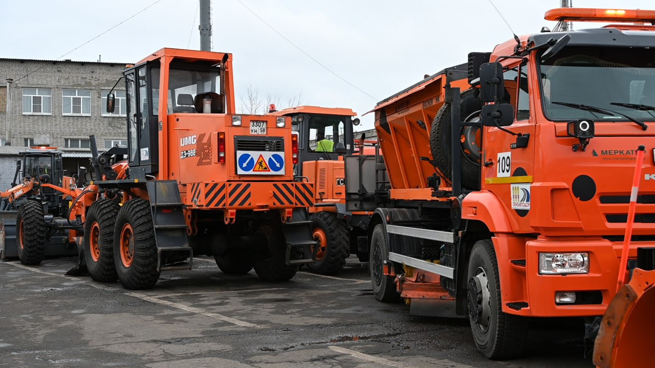 Олег Денисов: Проверил готовность коммунальной техники к зиме Олег Денисов: Проверил готовность коммунальной техники к зиме