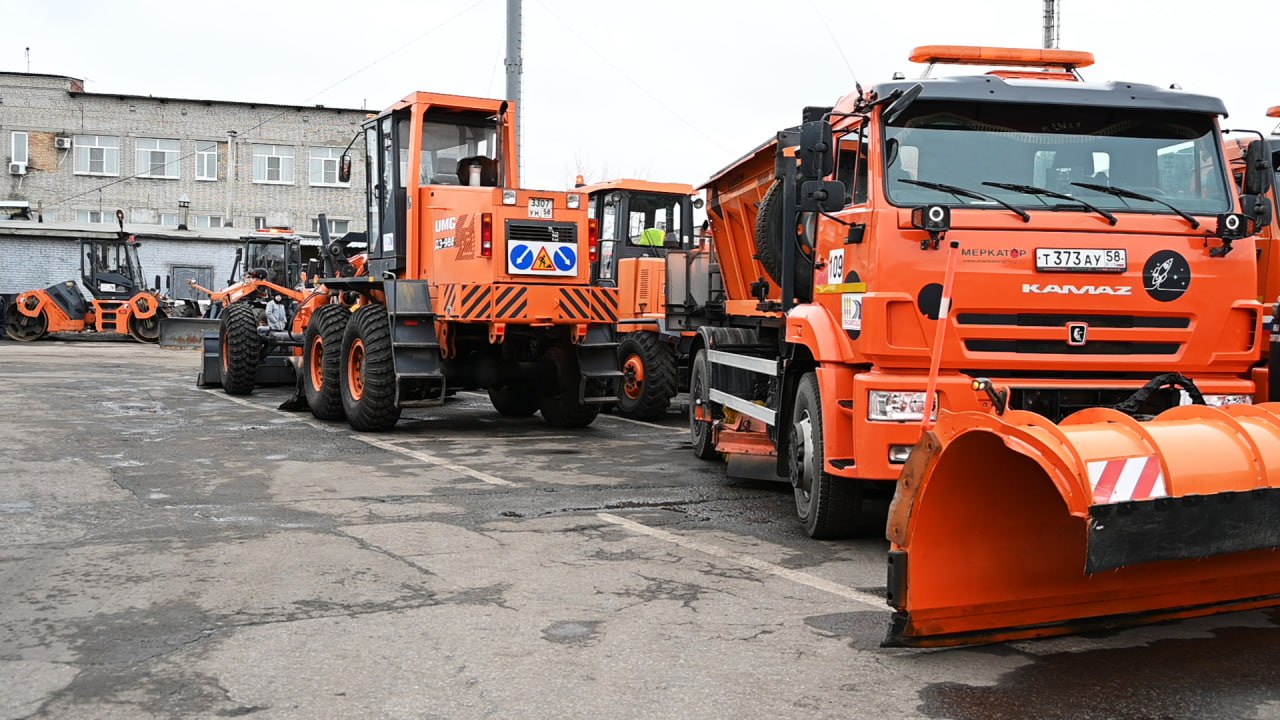 Олег Денисов: Проверил готовность коммунальной техники к зиме Олег Денисов: Проверил готовность коммунальной техники к зиме