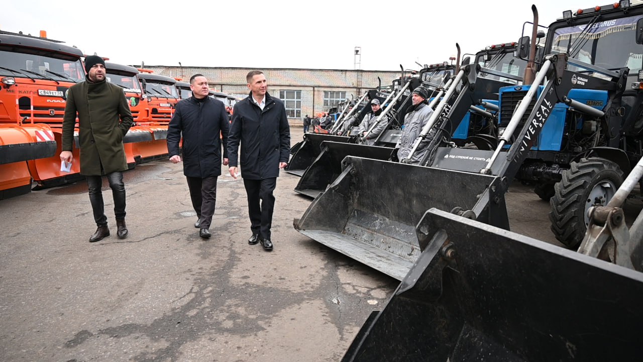 Олег Денисов: Проверил готовность коммунальной техники к зиме Олег Денисов: Проверил готовность коммунальной техники к зиме