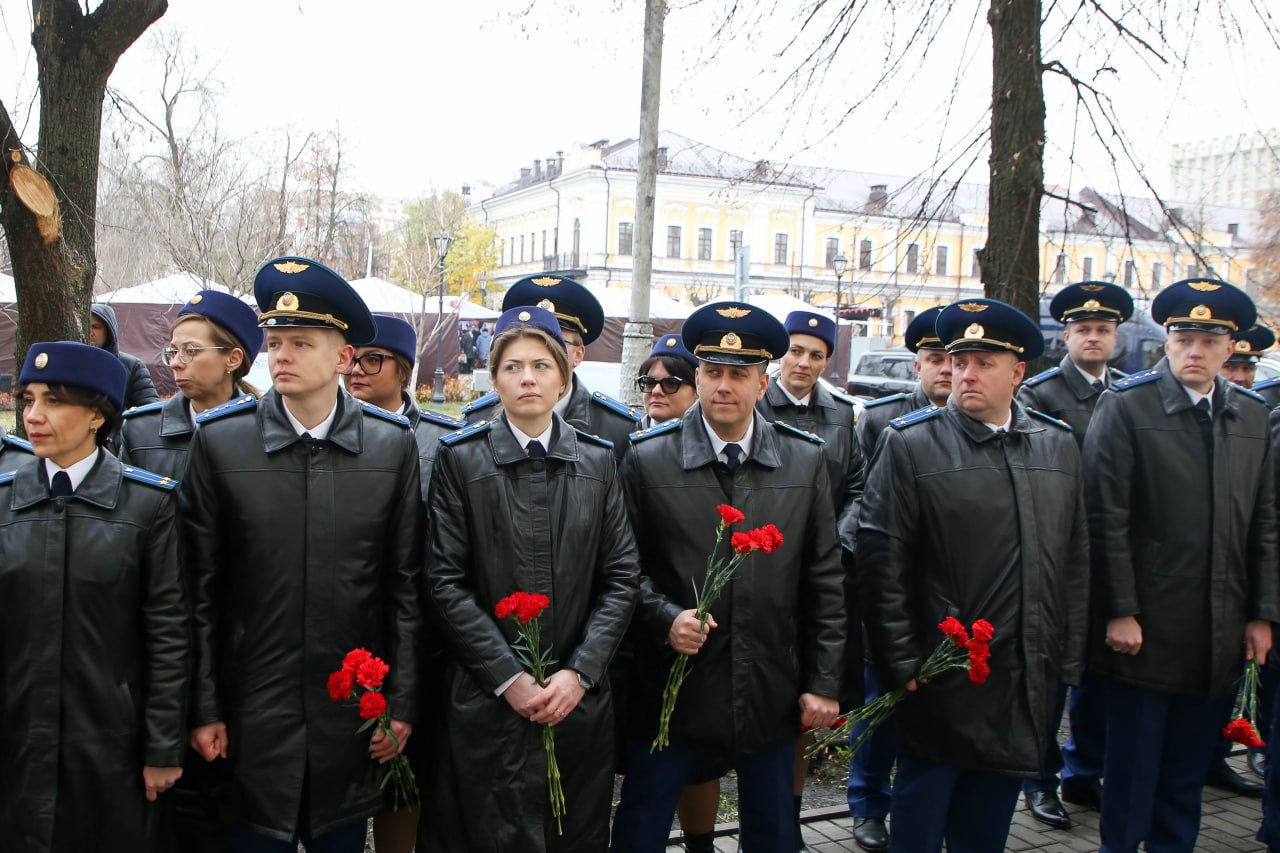 Вице-губернатор Сергей Федотов принял участие в торжественной церемонии открытия мемориальной доски, посвященной памяти заслуженного юриста РСФСР, почетного работника прокуратуры и государственного советника юстиции 3 класса... Вице-губернатор Сергей Федотов принял участие в торжественной церемонии открытия мемориальной доски, посвященной памяти заслуженного юриста РСФСР, почетного работника прокуратуры и государственного советника юстиции 3 класса...