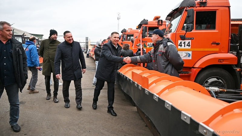 Олег Денисов проверил готовность коммунальной техники к зиме Олег Денисов проверил готовность коммунальной техники к зиме