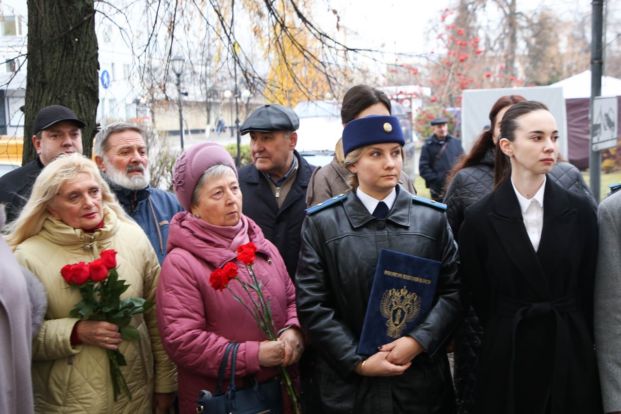 Вице-губернатор Сергей Федотов принял участие в торжественной церемонии открытия мемориальной доски, посвященной памяти заслуженного юриста РСФСР, почетного работника прокуратуры и государственного советника юстиции 3 класса... Вице-губернатор Сергей Федотов принял участие в торжественной церемонии открытия мемориальной доски, посвященной памяти заслуженного юриста РСФСР, почетного работника прокуратуры и государственного советника юстиции 3 класса...