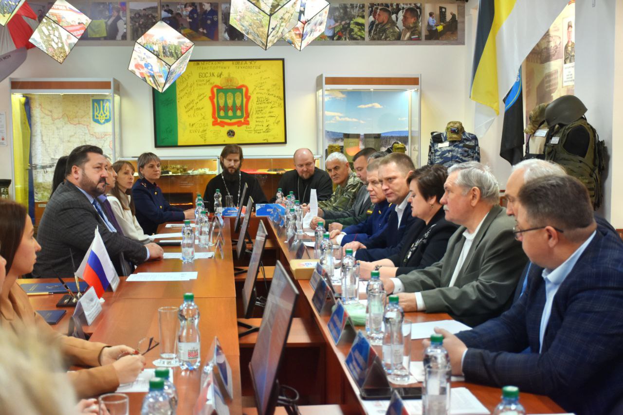 Руководитель следственного управления принял участие в проведении круглого стола «СВОи маяки: общественно-государственное партнерство при сопровождении участников боевых действий» Руководитель следственного управления принял участие в проведении круглого стола «СВОи маяки: общественно-государственное партнерство при сопровождении участников боевых действий»