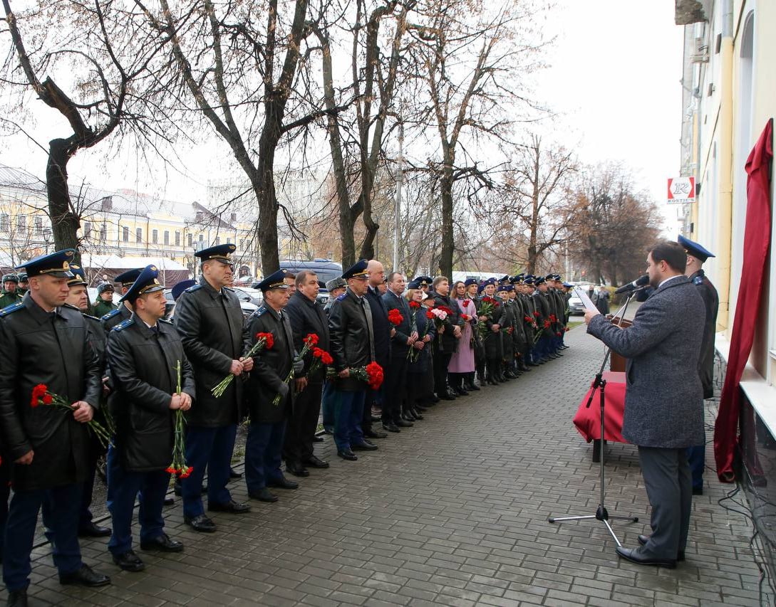 состоялось торжественное открытие мемориальной доски в честь ветерана Великой Отечественной войны, Заслуженного юриста РСФСР, государственного советника юстиции 3 класса Кадникова Николая Павловича, возглавлявшего на... состоялось торжественное открытие мемориальной доски в честь ветерана Великой Отечественной войны, Заслуженного юриста РСФСР, государственного советника юстиции 3 класса Кадникова Николая Павловича, возглавлявшего на...