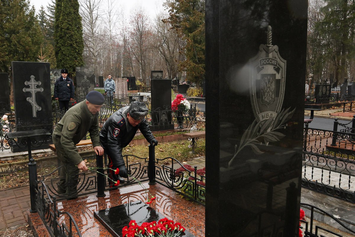 Никто не забыт. В Пензе полицейские почтили память коллег, погибших при исполнении служебных обязанностей Никто не забыт. В Пензе полицейские почтили память коллег, погибших при исполнении служебных обязанностей