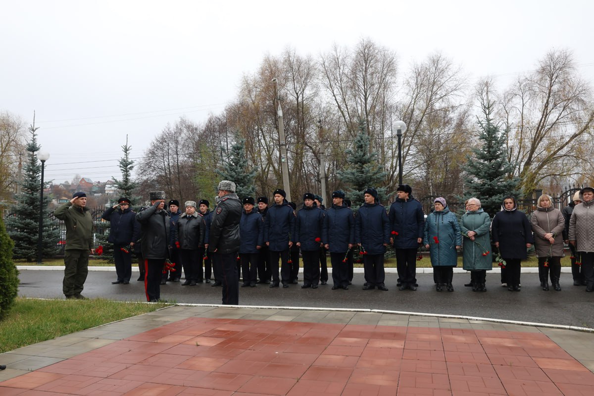 Никто не забыт. В Пензе полицейские почтили память коллег, погибших при исполнении служебных обязанностей Никто не забыт. В Пензе полицейские почтили память коллег, погибших при исполнении служебных обязанностей