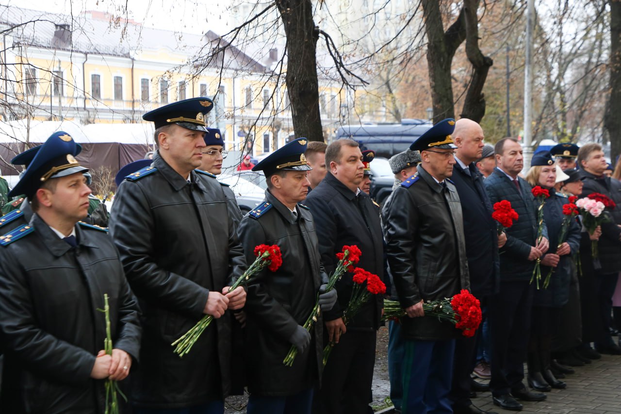 Вице-губернатор Сергей Федотов принял участие в торжественной церемонии открытия мемориальной доски, посвященной памяти заслуженного юриста РСФСР, почетного работника прокуратуры и государственного советника юстиции 3 класса...