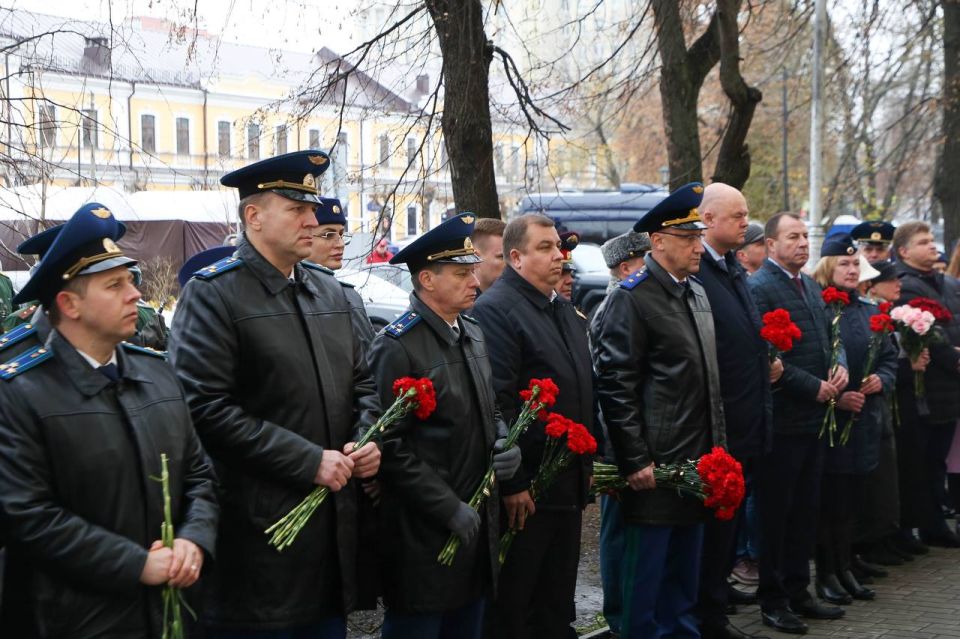 состоялось торжественное открытие мемориальной доски в честь ветерана Великой Отечественной войны, Заслуженного юриста РСФСР, государственного советника юстиции 3 класса Кадникова Николая Павловича, возглавлявшего на...