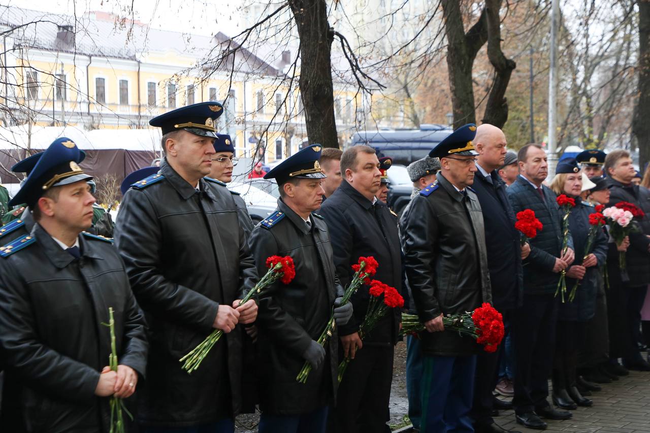 состоялось торжественное открытие мемориальной доски в честь ветерана Великой Отечественной войны, Заслуженного юриста РСФСР, государственного советника юстиции 3 класса Кадникова Николая Павловича, возглавлявшего на...