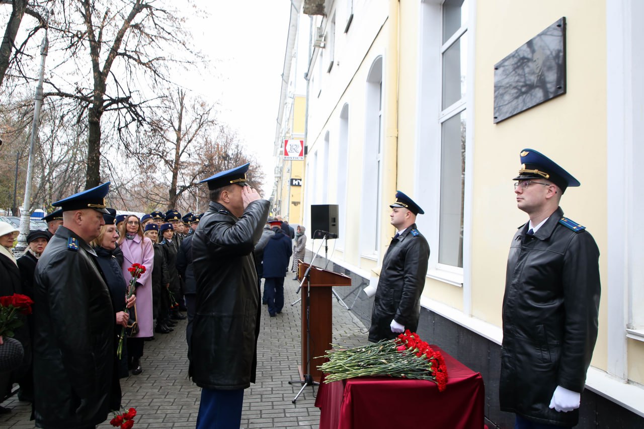 Вице-губернатор Сергей Федотов принял участие в торжественной церемонии открытия мемориальной доски, посвященной памяти заслуженного юриста РСФСР, почетного работника прокуратуры и государственного советника юстиции 3 класса... Вице-губернатор Сергей Федотов принял участие в торжественной церемонии открытия мемориальной доски, посвященной памяти заслуженного юриста РСФСР, почетного работника прокуратуры и государственного советника юстиции 3 класса...