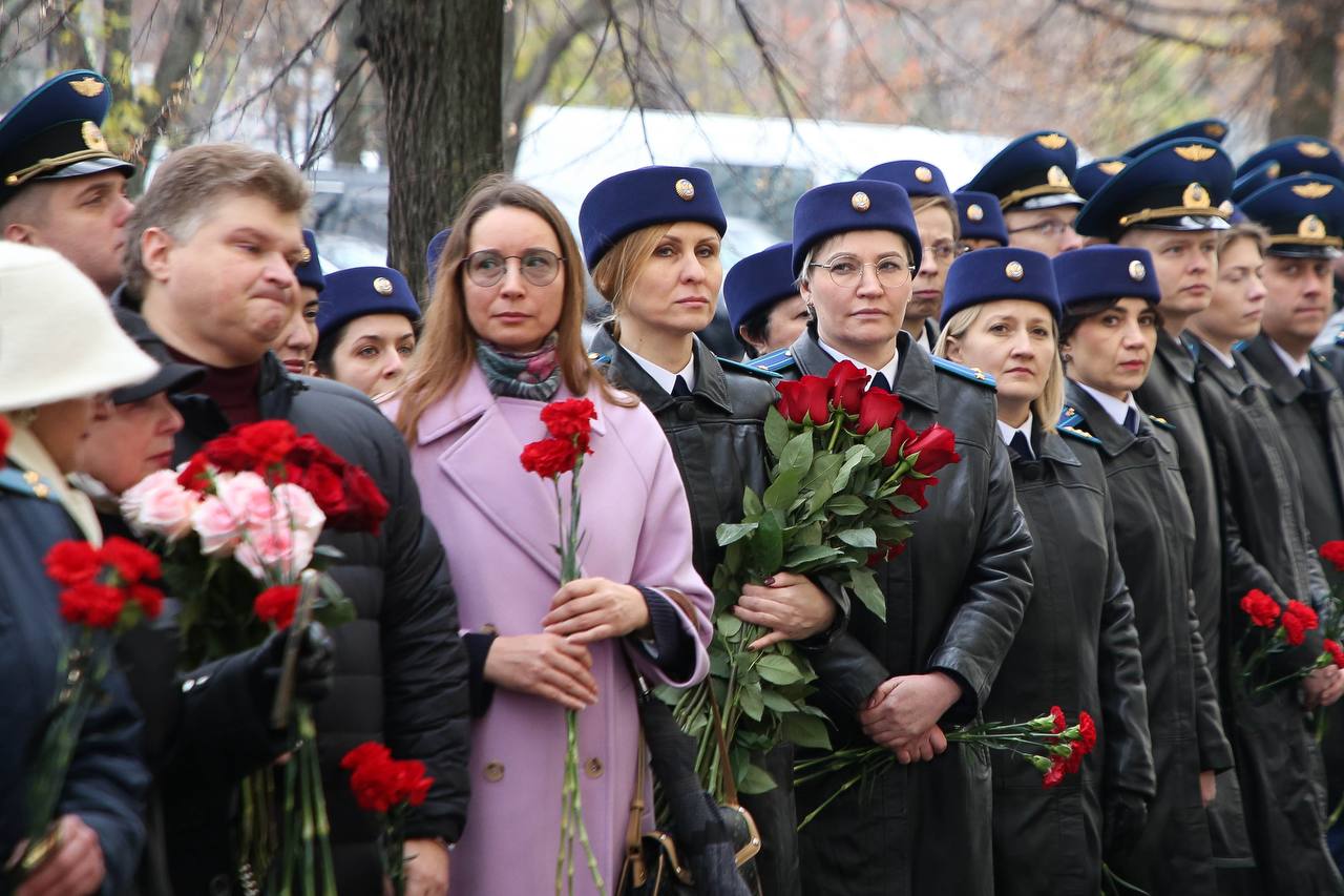 состоялось торжественное открытие мемориальной доски в честь ветерана Великой Отечественной войны, Заслуженного юриста РСФСР, государственного советника юстиции 3 класса Кадникова Николая Павловича, возглавлявшего на... состоялось торжественное открытие мемориальной доски в честь ветерана Великой Отечественной войны, Заслуженного юриста РСФСР, государственного советника юстиции 3 класса Кадникова Николая Павловича, возглавлявшего на...