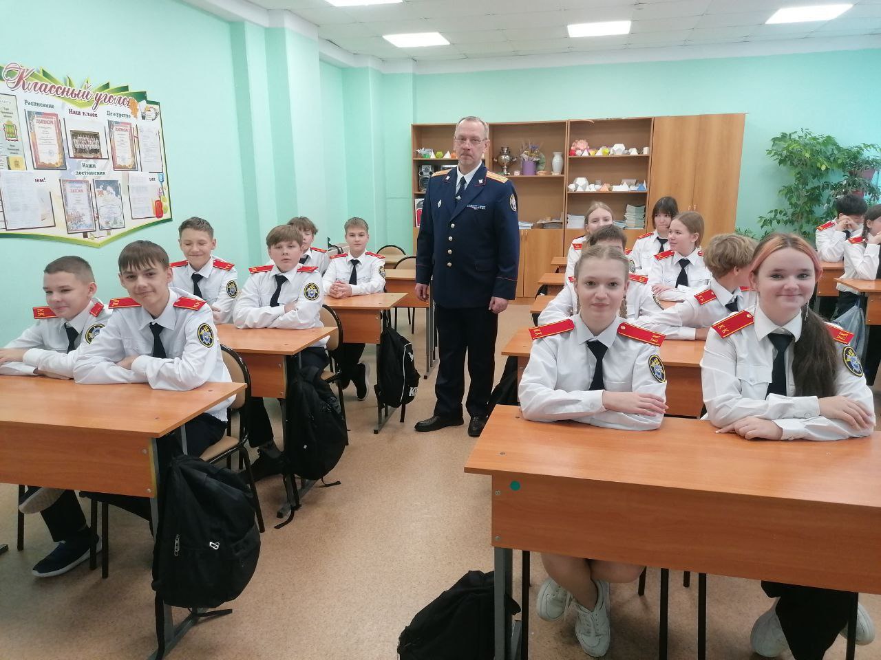 Сотрудник следственного управления СК России по Пензенской области провел урок патриотического воспитания с кадетами Сотрудник следственного управления СК России по Пензенской области провел урок патриотического воспитания с кадетами