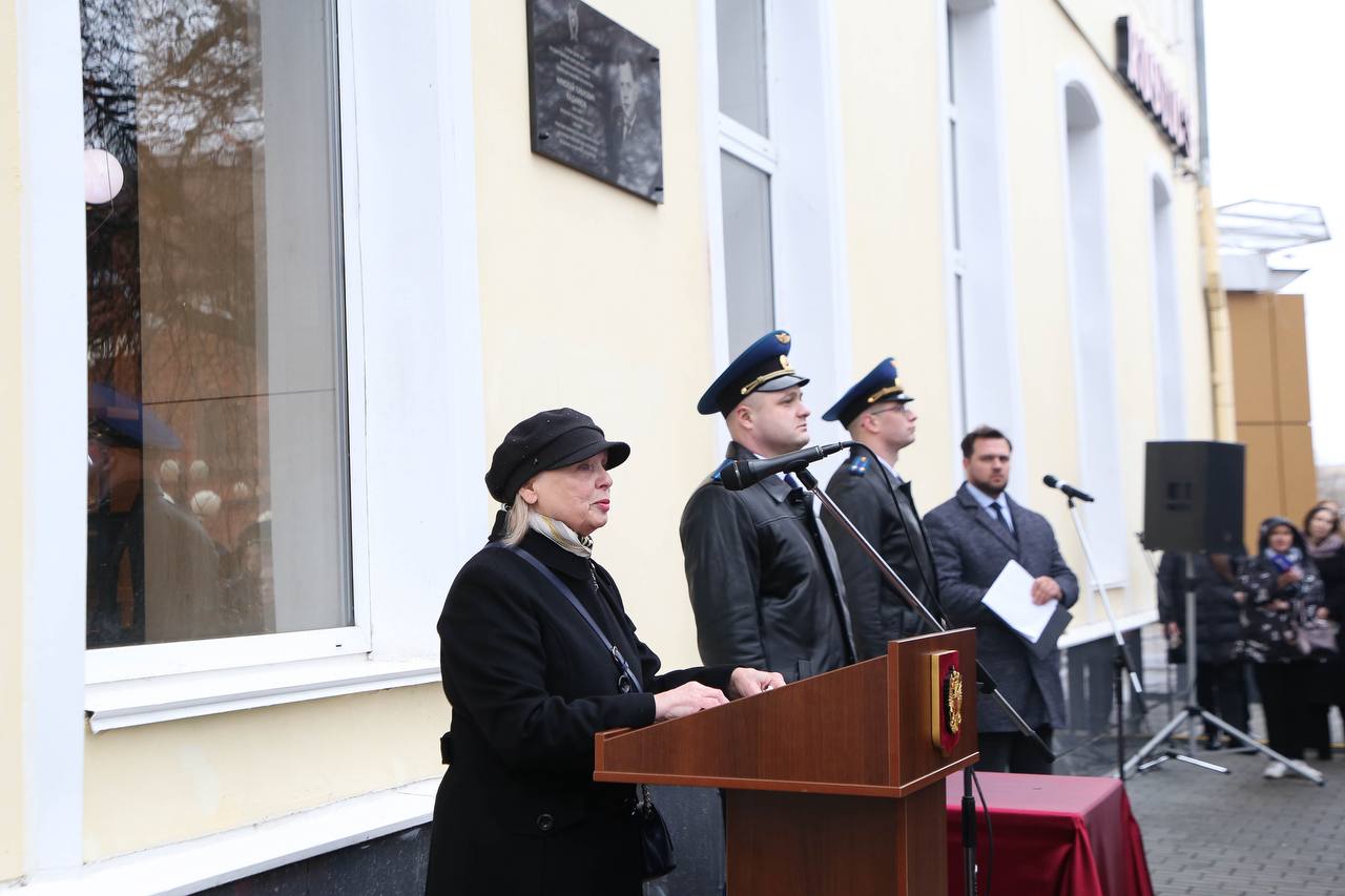 состоялось торжественное открытие мемориальной доски в честь ветерана Великой Отечественной войны, Заслуженного юриста РСФСР, государственного советника юстиции 3 класса Кадникова Николая Павловича, возглавлявшего на... состоялось торжественное открытие мемориальной доски в честь ветерана Великой Отечественной войны, Заслуженного юриста РСФСР, государственного советника юстиции 3 класса Кадникова Николая Павловича, возглавлявшего на...