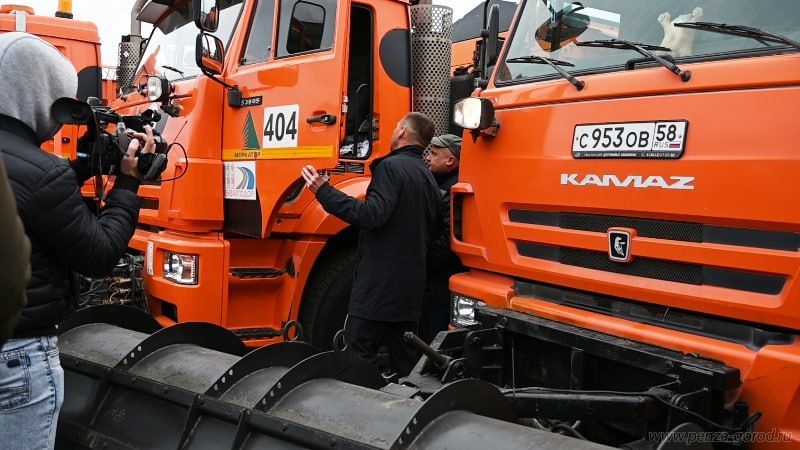 Олег Денисов проверил готовность коммунальной техники к зиме Олег Денисов проверил готовность коммунальной техники к зиме