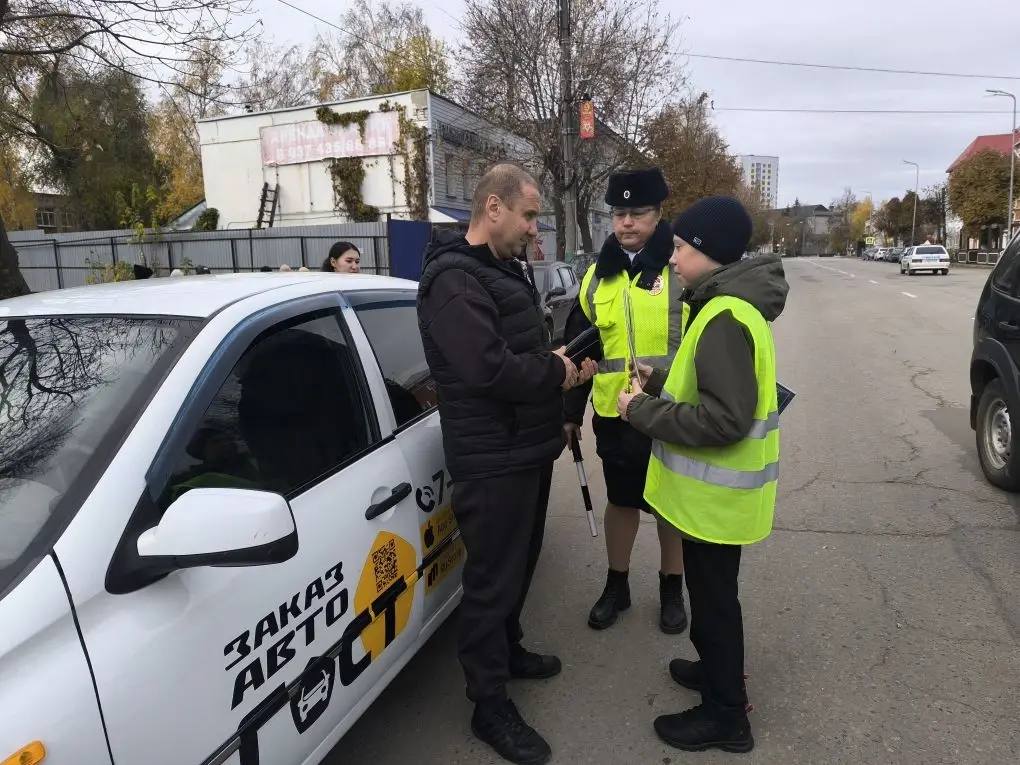 Сотрудники Госавтоинспекции города Кузнецк совместно с отрядом ЮИД провели акцию«Соблюдай ПДД» Сотрудники Госавтоинспекции города Кузнецк совместно с отрядом ЮИД провели акцию«Соблюдай ПДД»