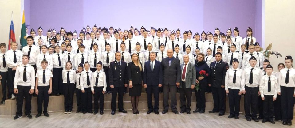 Встреча поколений. В Пензе школьники поздравили сотрудников полиции и ветеранов с профессиональным праздником