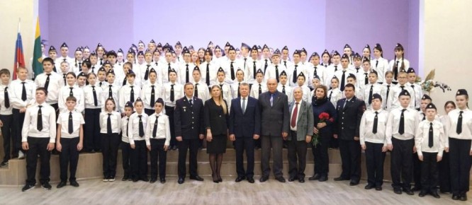 Встреча поколений. В Пензе школьники поздравили сотрудников полиции и ветеранов с профессиональным праздником