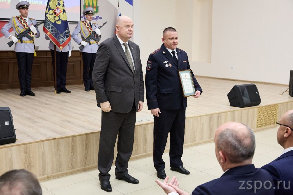 Вадим Супиков вручил награды сотрудникам органов внутренних дел