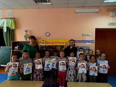 Сотрудники Госавтоинспекции города Пензы провели для воспитанников детского сада практический урок по изготовлению световозвращающих элементов