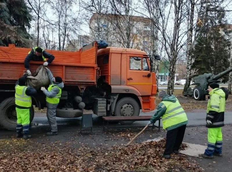 В Пензе сегодня для благоустройство городских улиц задействовано 140 единиц техники МБУ «Пензавтодор» — поливомоечные машины, пылесосы, тракторные щетки, а также работает санитарный патруль