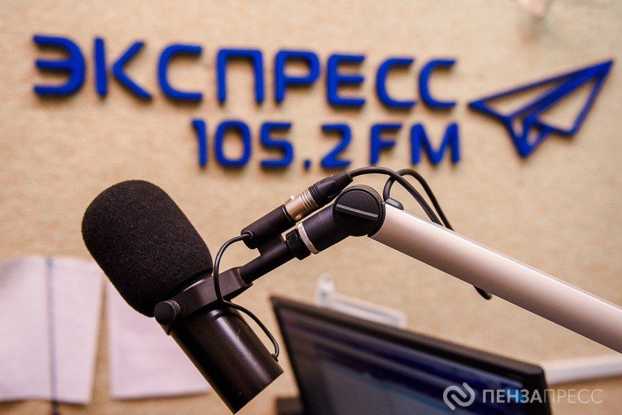 К юбилею «11 канала» радио «Экспресс» (105.2 FM) запускает серию прямых эфиров с известными журналистами и ведущими, которые посвятили телеканалу значительную часть своей профессиональной карьеры