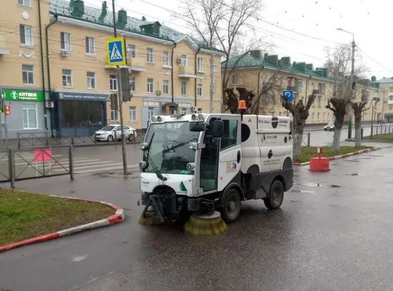Олег Денисов: Для благоустройства городских улиц сегодня задействовано 140 единиц техники МБУ «Пензавтодор» – поливомоечные машины, пылесосы, тракторные щетки, а также санитарный патруль