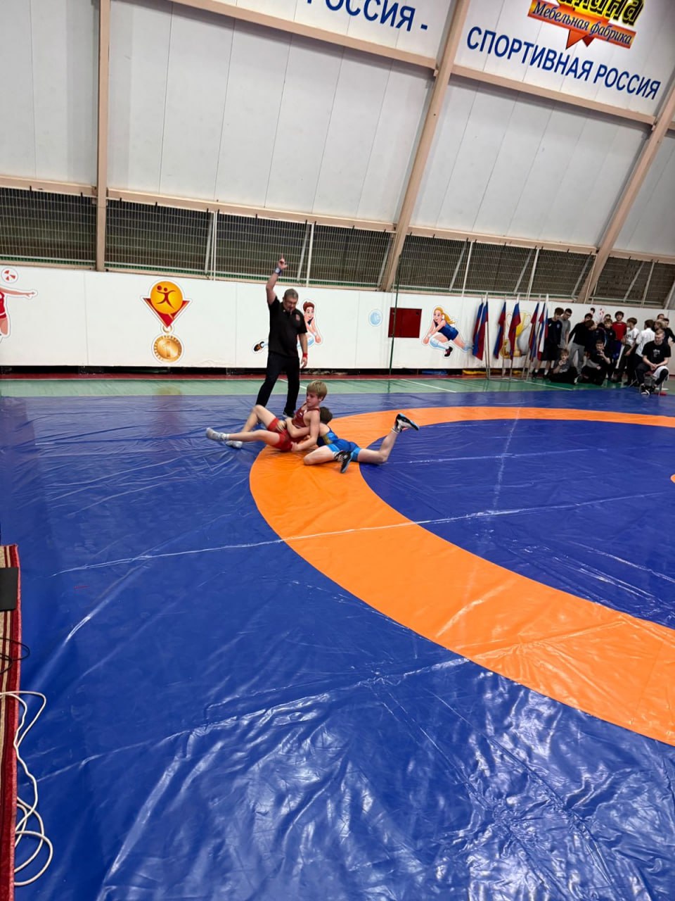 Иван Николаев приветствовал участников соревнований по греко-римской борьбе Иван Николаев приветствовал участников соревнований по греко-римской борьбе