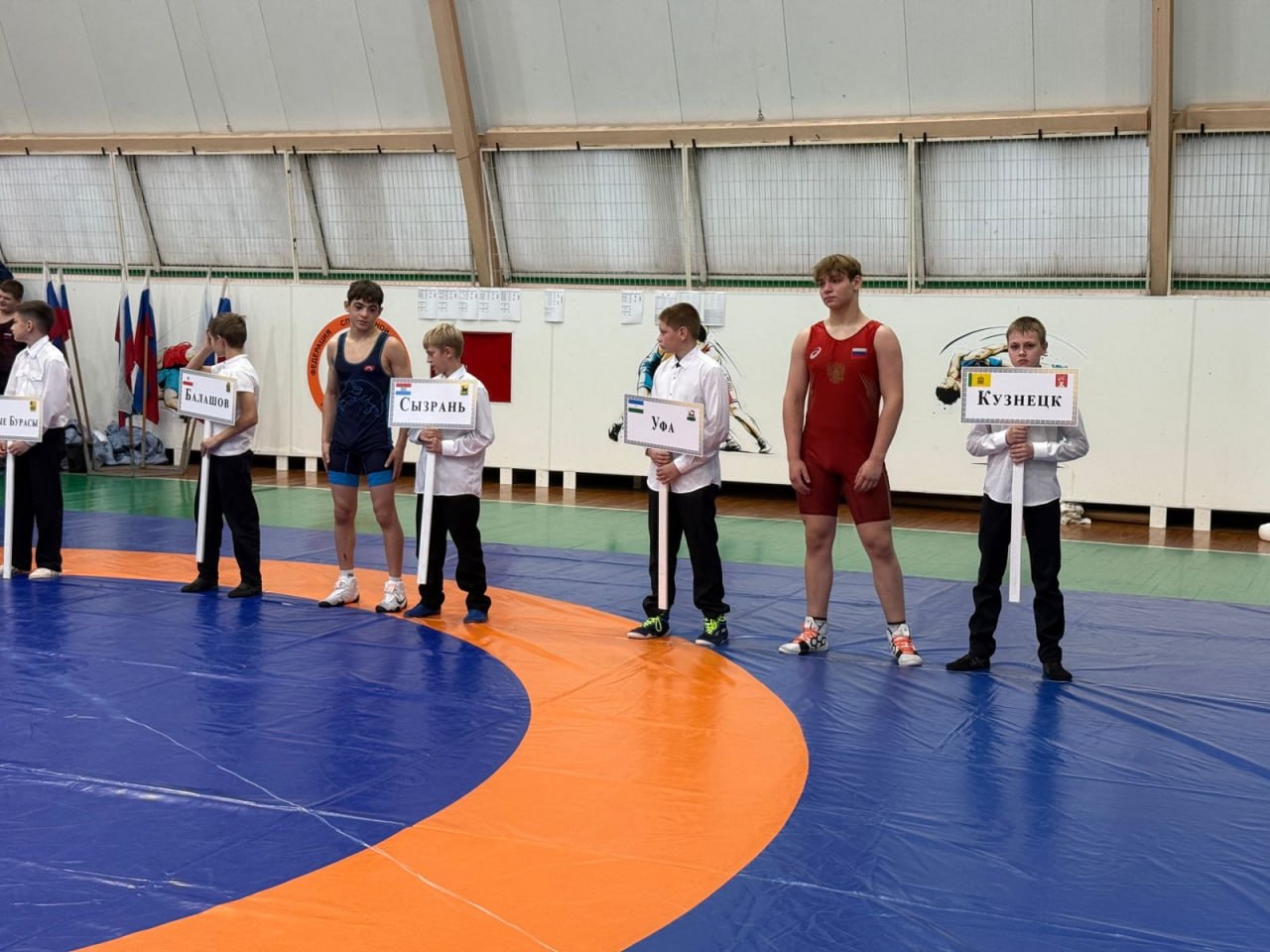 Иван Николаев приветствовал участников соревнований по греко-римской борьбе Иван Николаев приветствовал участников соревнований по греко-римской борьбе