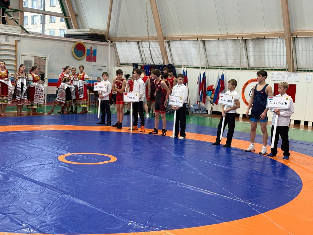 Иван Николаев приветствовал участников соревнований по греко-римской борьбе Иван Николаев приветствовал участников соревнований по греко-римской борьбе