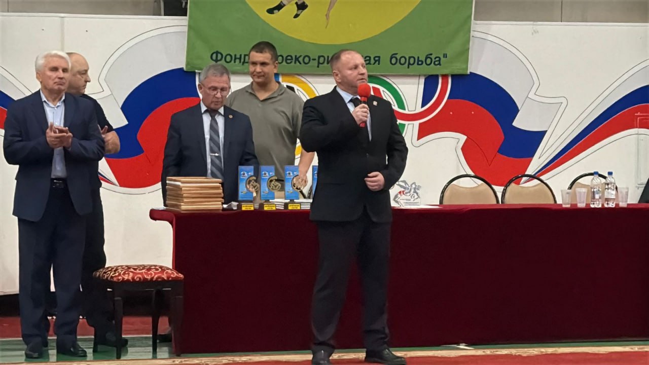 Иван Николаев приветствовал участников соревнований по греко-римской борьбе