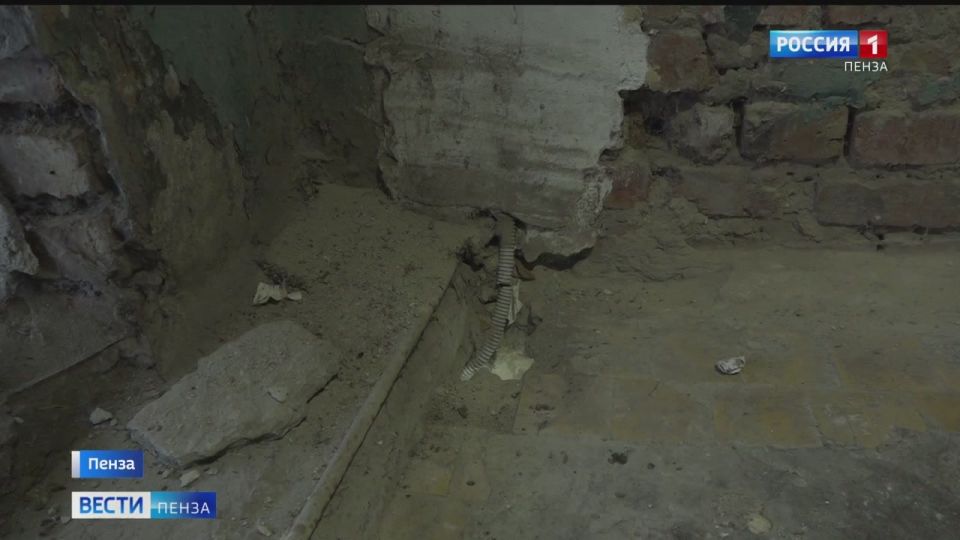 Дом №12 на улице Германа Титова рушится не по дням, а по часам