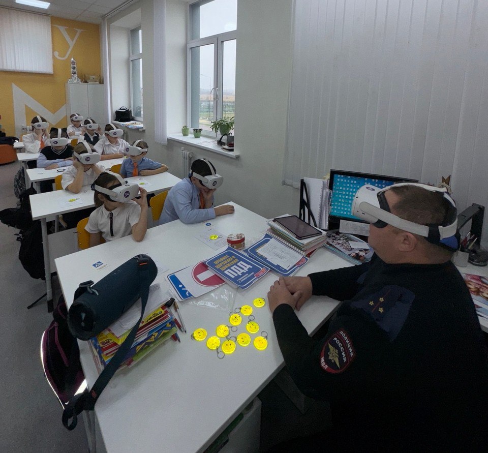 Сотрудники Госавтоинспекции Пензенского района совместно с Виртуальной энциклопедией «Альтаирикой» провели инновационный урок по ПДД РФ с использованием VR-технологий обучения для школьников