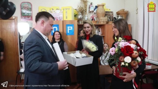 От имени губернатора Пензенской области Олега Мельниченко министр культуры и туризма региона Сергей Бычков вручил букет цветов и передал палантин, созданный руками пензенских рукодельниц, нашей землячке - исполнительнице...