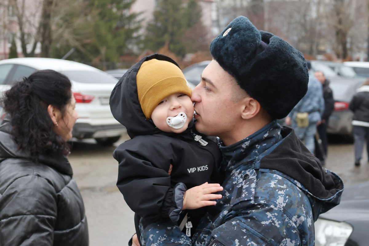 Пензенские полицейские вернулись домой после полугодовой командировки на Северном Кавказе Пензенские полицейские вернулись домой после полугодовой командировки на Северном Кавказе