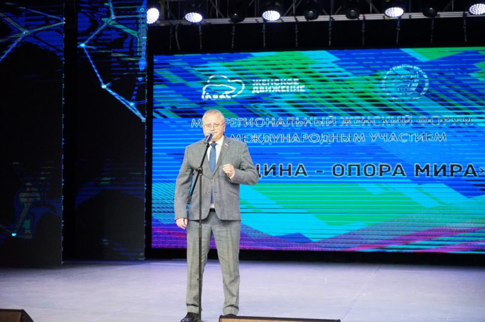 Депутаты регионального парламента приветствовали участников форума «Женщина — опора мира»
