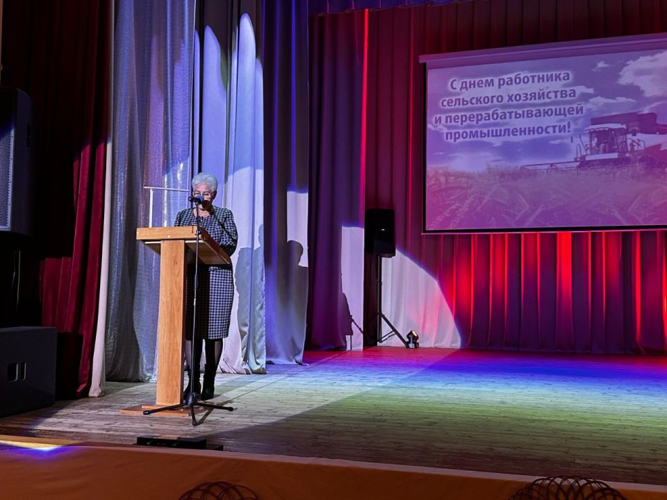 Людмила Глухова поблагодарила аграриев за профессионализм, трудолюбие и преданность делу