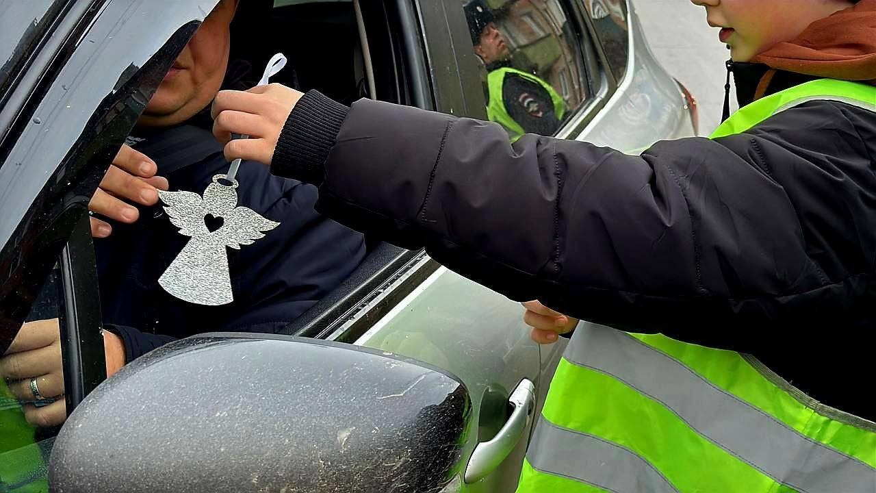 Сотрудники пензенской Госавтоинспекции совместно с отрядом ЮИД и Д(Ю)Ц "Спутник" провели профилактическую акциюприуроченную к Всемирному Дню Памяти жертв ДТП Сотрудники пензенской Госавтоинспекции совместно с отрядом ЮИД и Д(Ю)Ц "Спутник" провели профилактическую акциюприуроченную к Всемирному Дню Памяти жертв ДТП